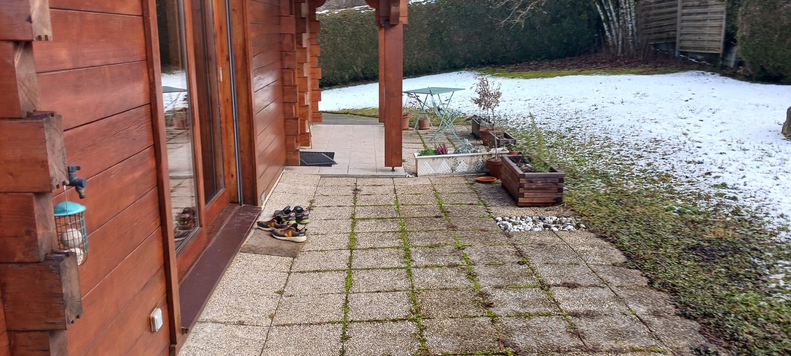 Détail de finition terrasse bois à Bernex, RS Habitat