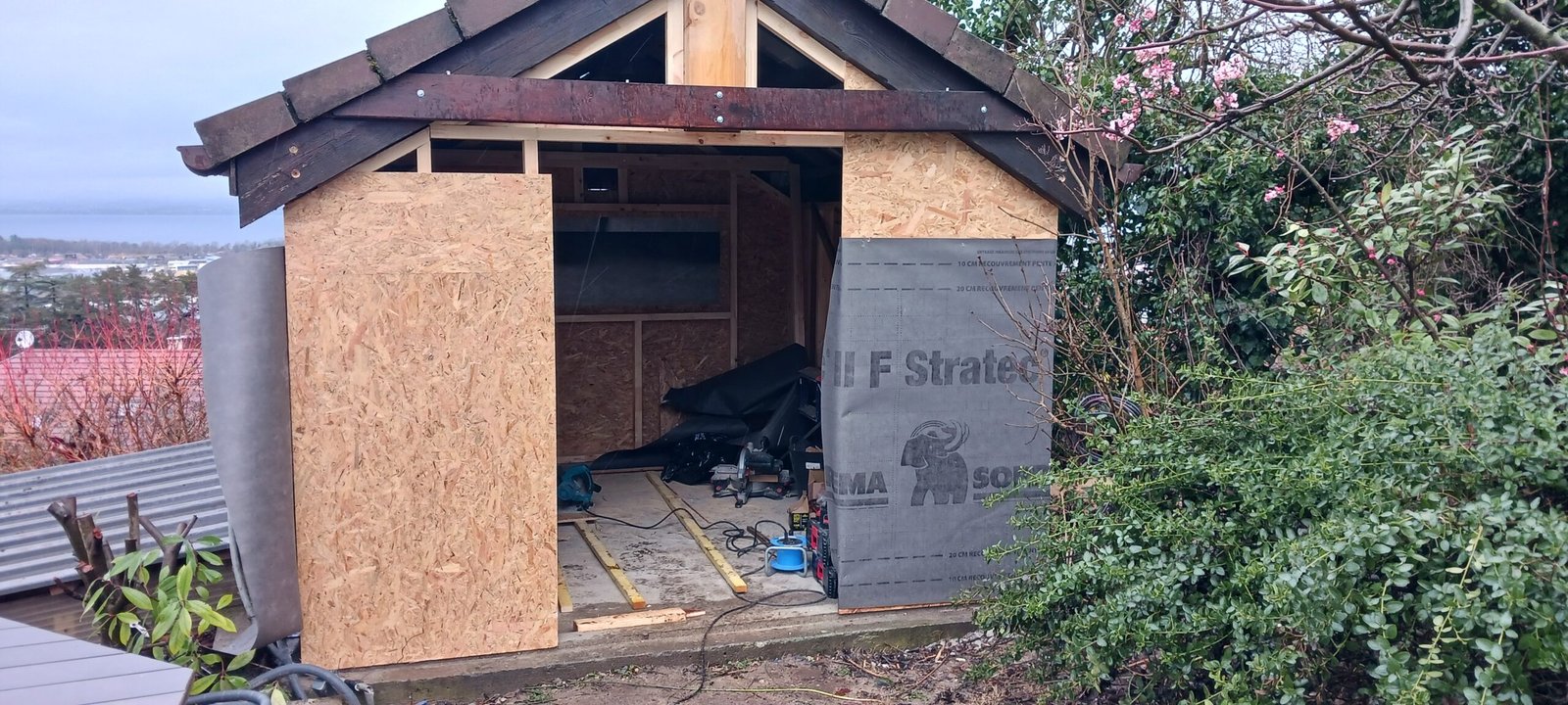 Détail de finition abri de jardin bois à Allinges, RS Habitat