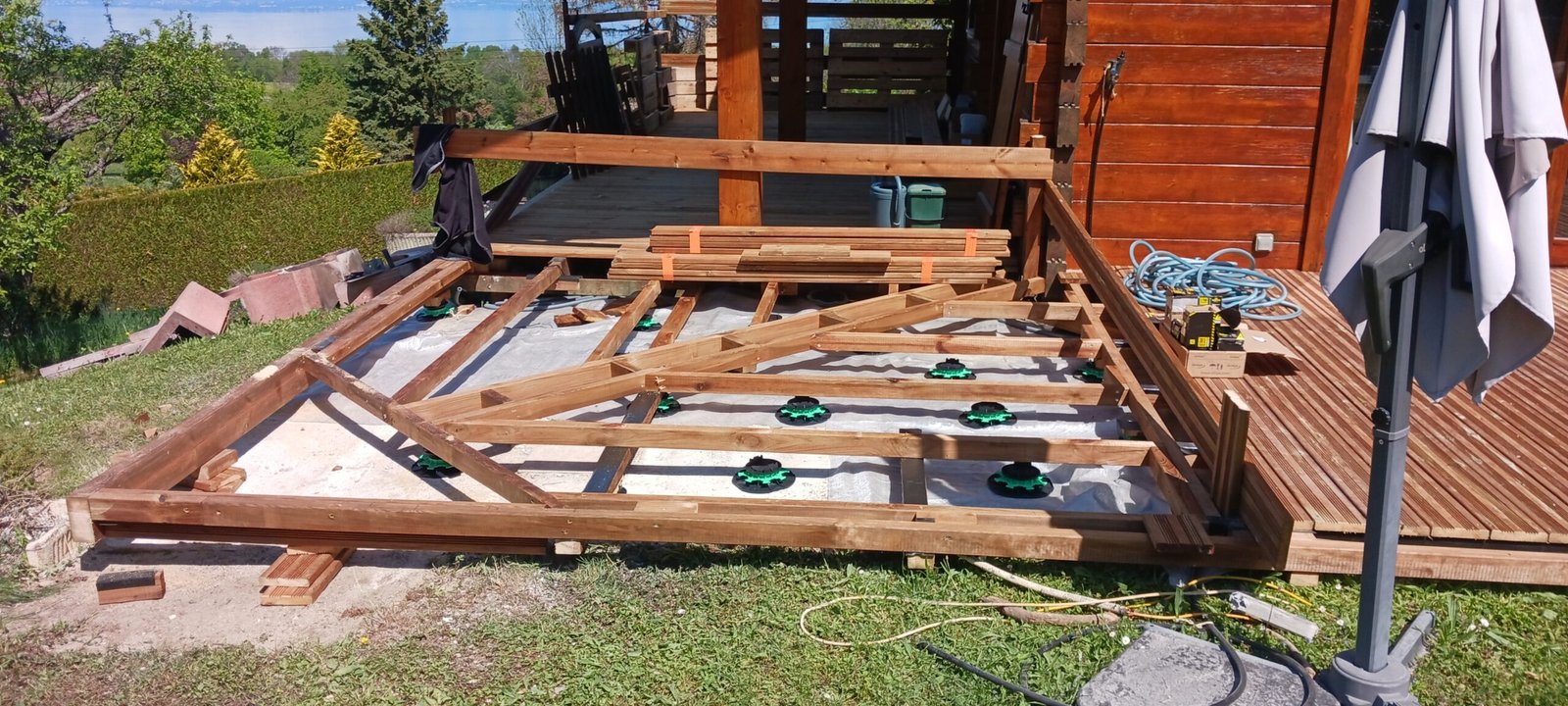 Terrasse en bois, réalisation RS Habitat à Bernex