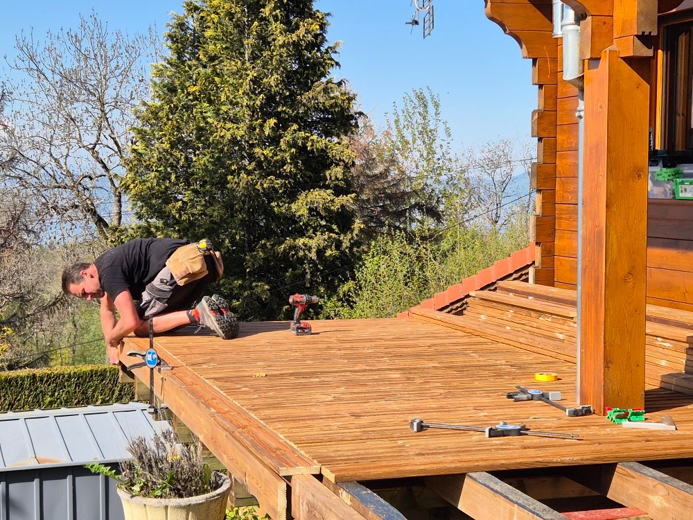 Artisan menuisier RS Habitat en plein façonnage du bois en Chablais