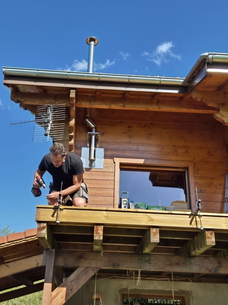 Sylvain Jolly, charpentier-menuisier du Chablais, sur un de ses chantiers bois