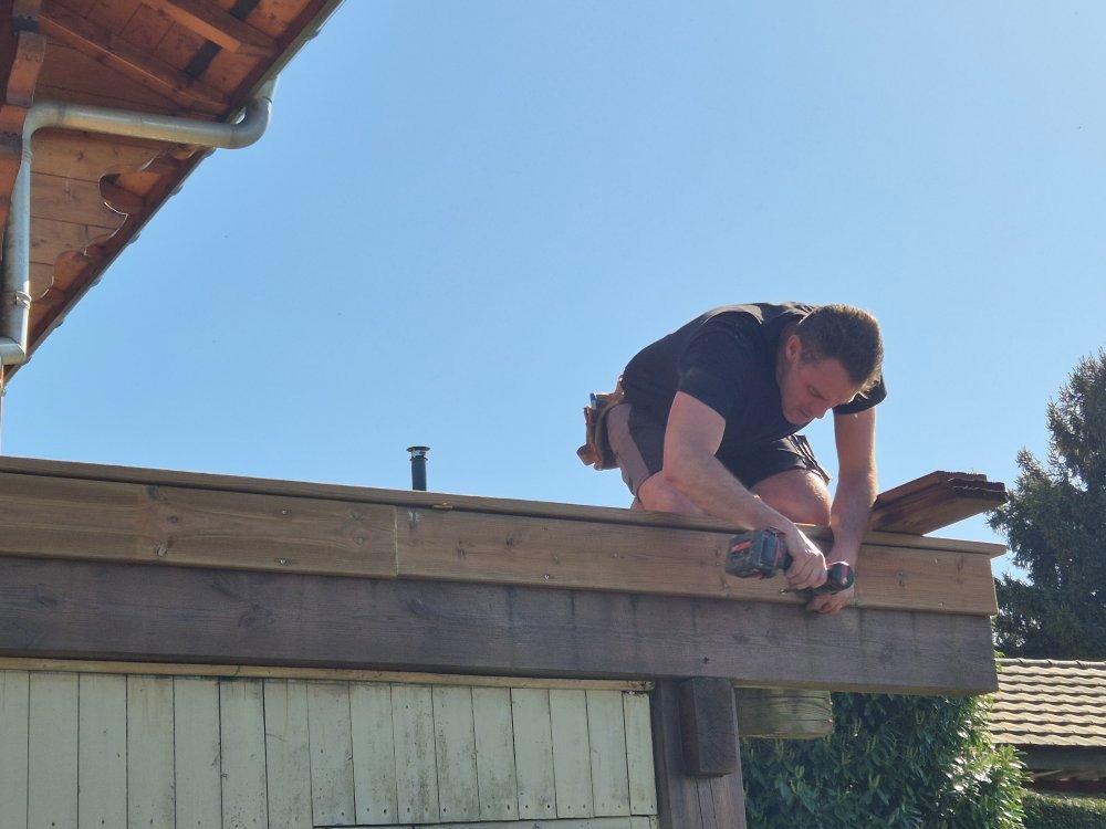 Sylvain Jolly sur un chantier de charpente et menuiserie bois en Chablais, RS Habitat
