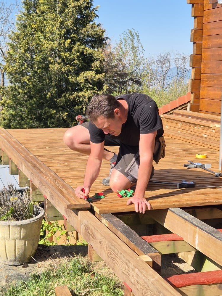 Sylvain Jolly, artisan charpentier-menuisier, au travail du bois en Chablais — RS Habitat